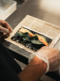 minato-restaurant-sushi-carnon-sushi-preparation