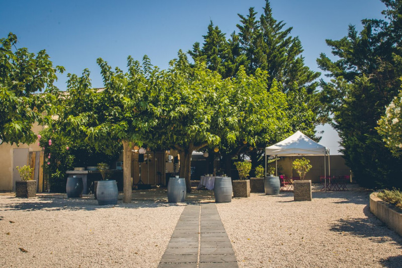 L'allée de dalle qui vous mène à la terrasse